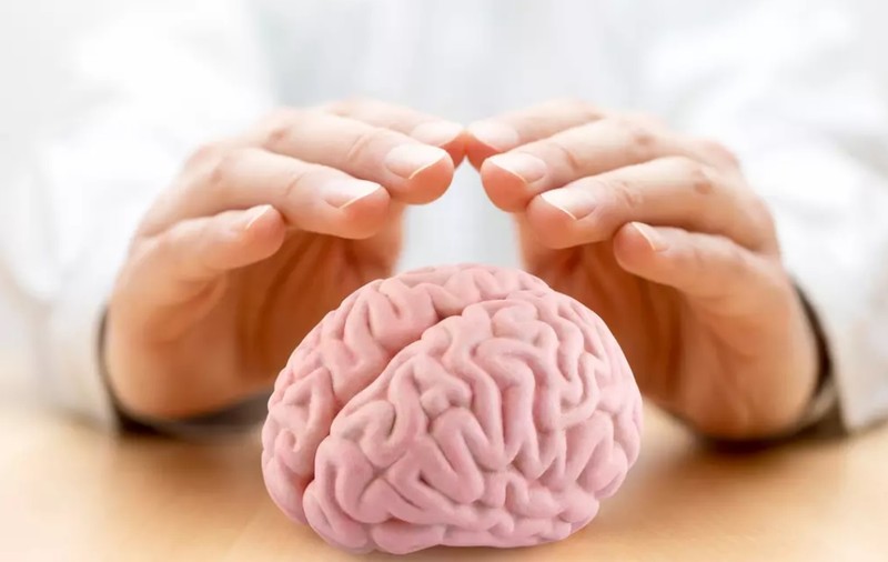 Premieră medicală. Primul dispozitiv care controlează crizele de epilepsie, montat unui băiat din Marea Britanie