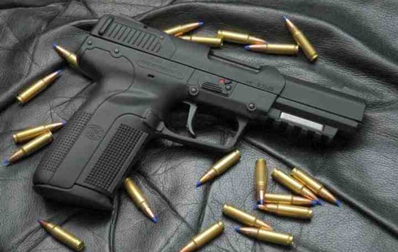 Percheziții la polițiști și patroni din Caraș-Severin, într-un dosar de arme eliberate pe șpagă