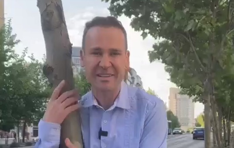 Robert Negoiţă, după ce a luat un copac în braţe: „Domnule Nicușor Dan, ăștia sunt copaci ilegali. Nu vreți să-i dați afară de aici?"