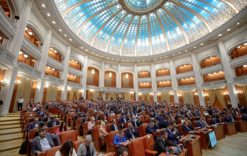 Scenarii în coaliție: Pensiile speciale peste 7.000 de lei ar putea fi impozitate cu cel puțin 20%. Ce se întâmplă cu pensiile parlamentarilor și primarilor