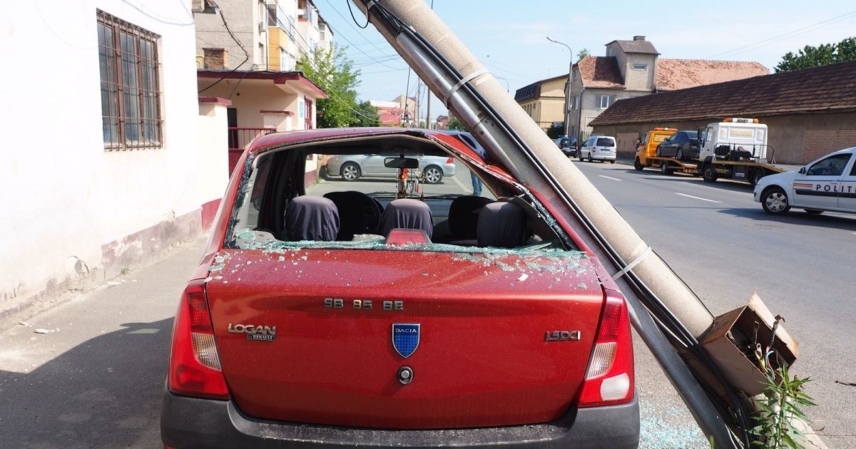 Mașina a fost distrusă de utilajul Poliției Locale
