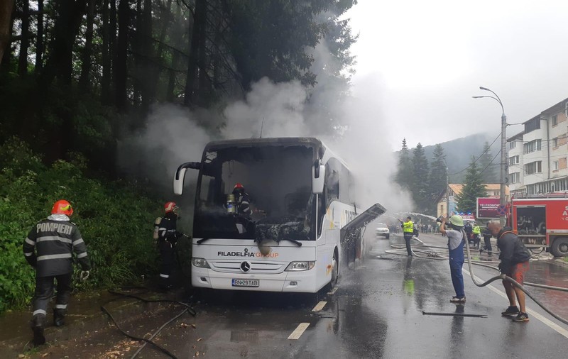 VIDEO | Un autocar cu 47 de pasageri a luat foc pe DN 1, la Azuga. Traficul este restricționat