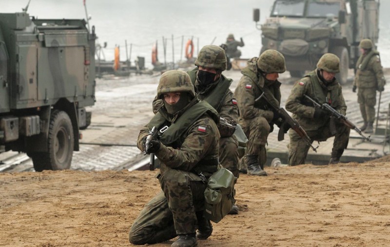 Polonia anunță că toți cetățenii vor fi antrenaţi militar