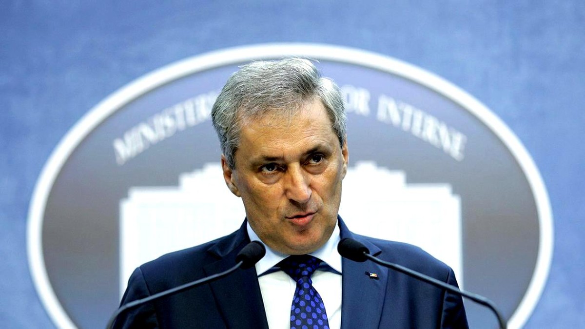 VIDEO Ministrul Vela: Jandarmeria a cumpărat 4 maşini noi, de 200.000 de euro, pentru protejarea demnitarilor PSD
