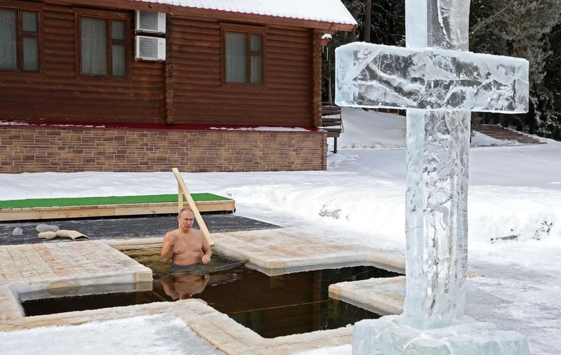 VIDEO | Vladimir Putin a făcut o baie de Bobotează, la minus 20 de grade Celsius