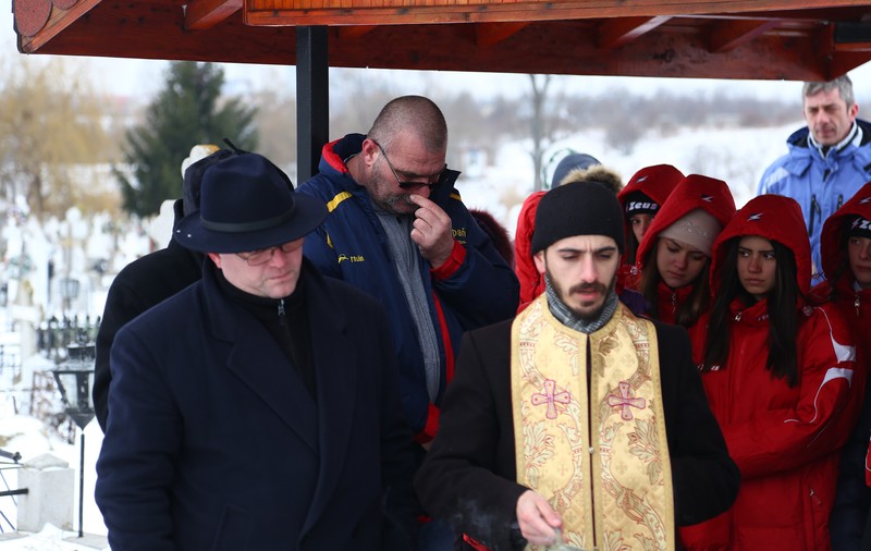 Petre Cozma a mers la cimitir pentru a-și plânge fiul / FOTO