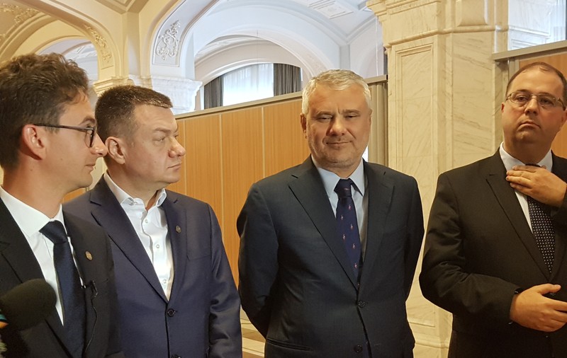 Dragoș Pătraru, audiat săptămâna viitoare în Parlament; Opoziția cere demisia Doinei Gradea
