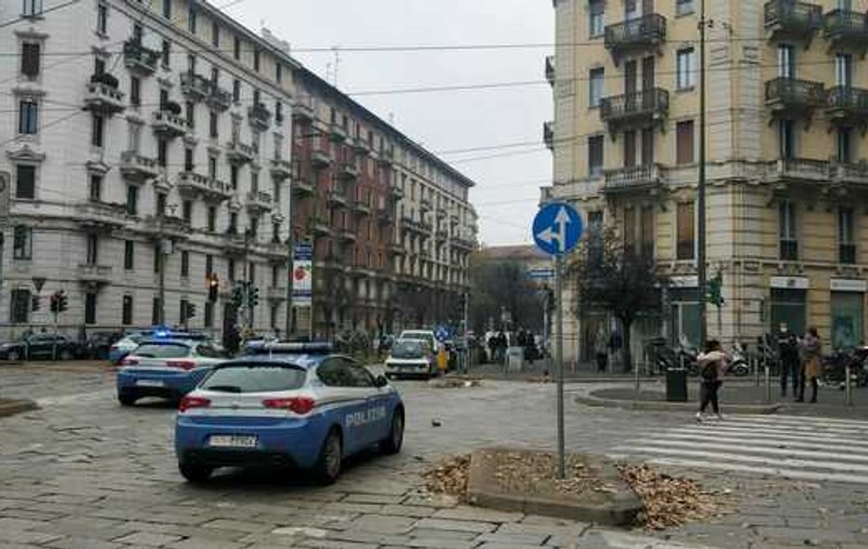 Jaf armat la o bancă din Milano. Hoții au scăpat prin canalizare, după ce au ținut ostatici angajații și au furat 20 de seifuri de valori
