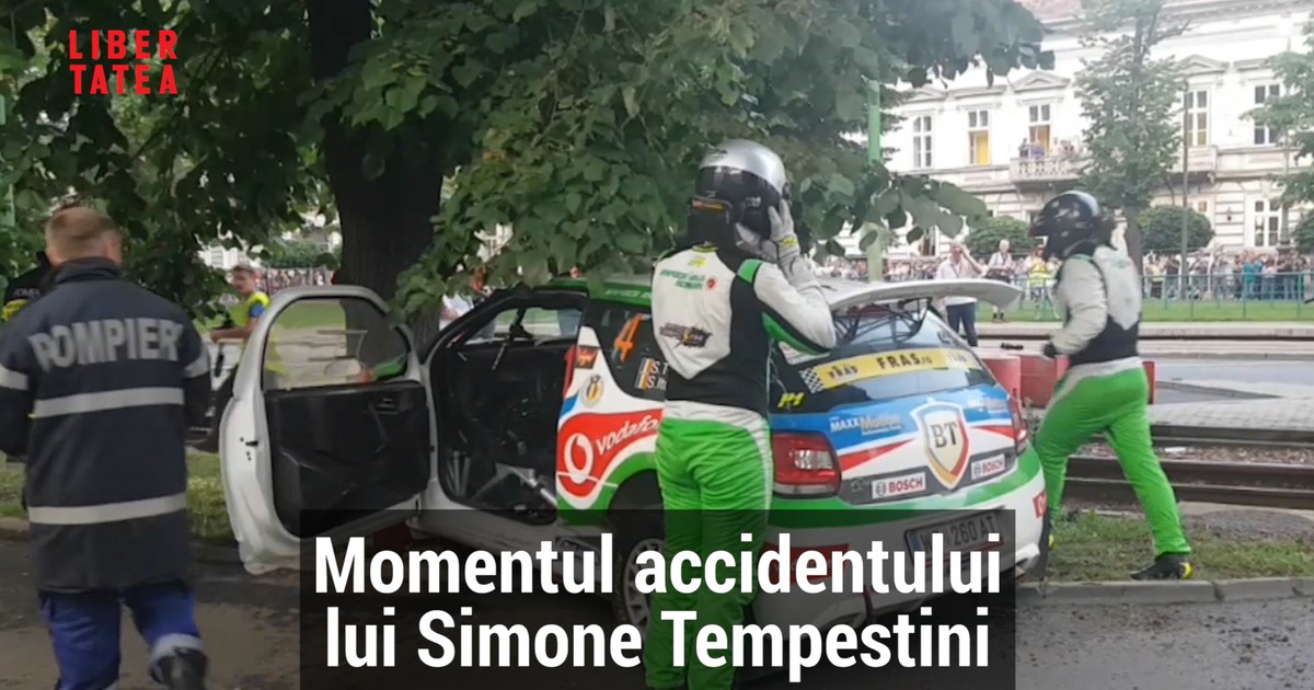 Momentul accidentului lui lui Simone Tempestini, la Raliul Aradului 2018. Simone Tempestini, imediat după acident, coborât din mașina intrată în pom. Pilotul e cu mâna pe casca de protecție, pregătindu-se să o dea jos
