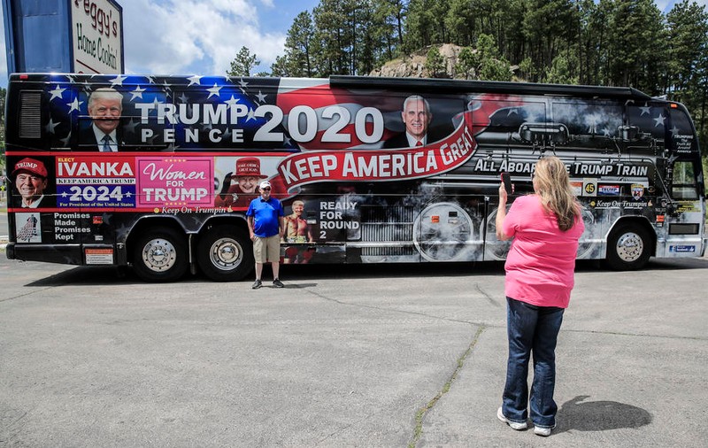 Palatul Buckingham cere ca „autobuzul lui Trump” să dea jos fotografia Reginei Elisabeta a II-a