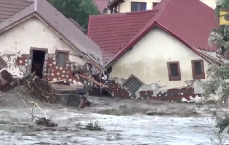 IMAGINI DE GROAZĂ! CASE LUATE DE APE, la Băile Olăneşti! Turiştii sunt terifiaţi | VIDEO