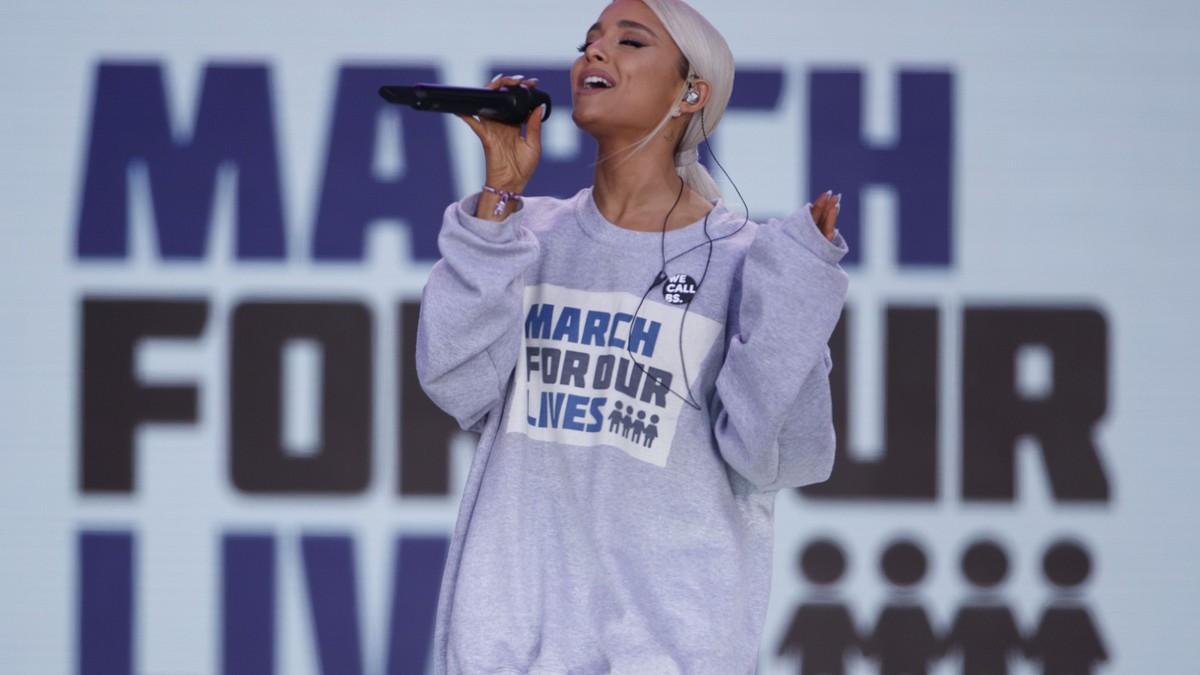 Ariana Grande și-a anulat un concert. Ariana Grande, pe scenă, în tImpul unui concert