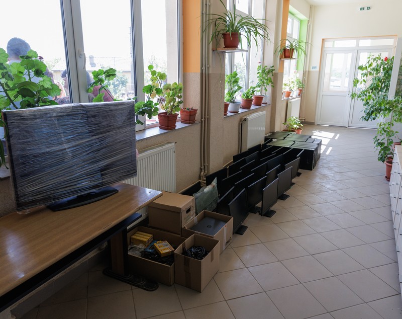 Fundația Ringier a donat zeci de calculatoare, laptopuri și tablete copiilor din două școli din județul Tulcea. Echipamentele vor fi folosite pentru dotarea laboratoarelor de informatică