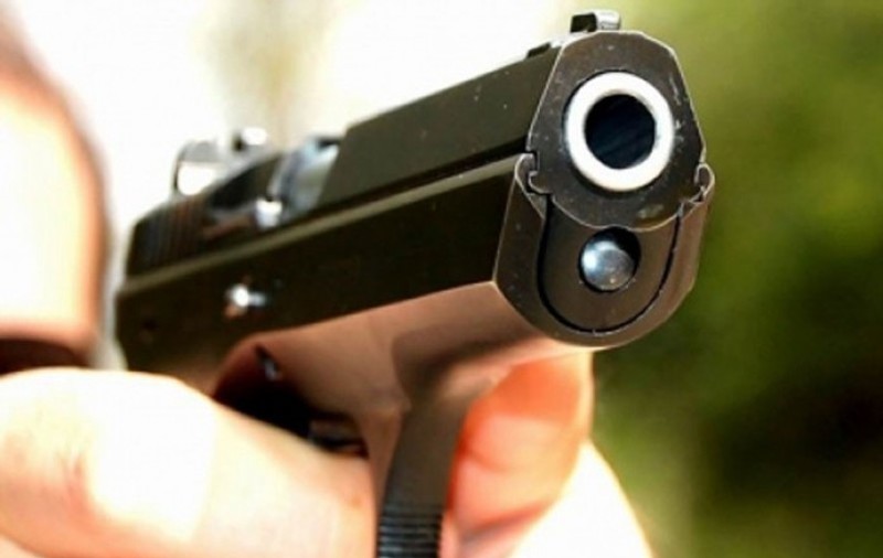 Focuri de armă în Buzău. Un bărbat a deschis focul ca să se apere de trei scandalagii
