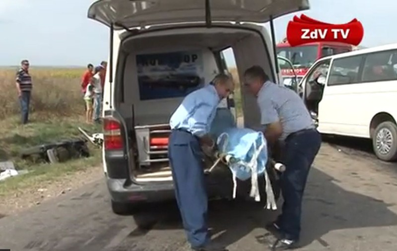 Accident tragic în Vrancea! O MAMĂ şi fiul ei de 7 ani AU MURIT, după ce UN TIR a lovit ÎN PLIN UN MICROBUZ