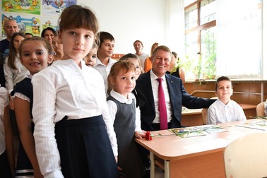 Ziua Mondiala a educatiei, imagine cu Klaus Ioahnnis alalturi de elevi