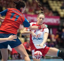 epa05076840 Poland's Monika Kobylinska (R) is tackled by Romania's Gabriela Perianu (L) during the match for the bronze medal between Poland and Romania at the Women's World Handball Championship in Herning, Denmark, 20 December 2015. EPA/Henning Bagger DENMARK OUT