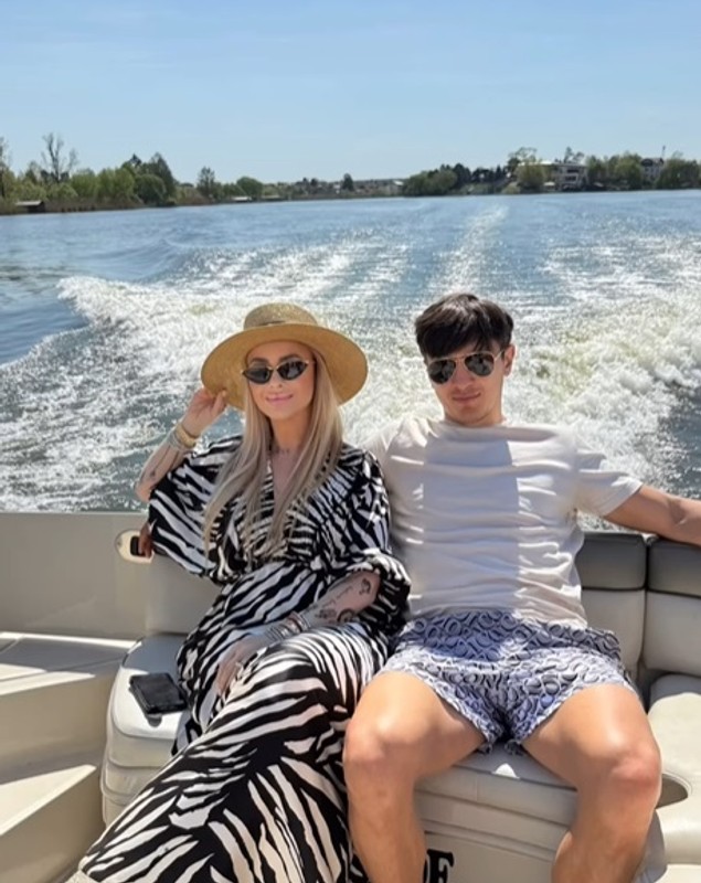 Anamaria Prodan a făcut furori cu barca pe Lacul Snagov, de Paște. Cum a apărut alături de Ronald Gavril: „O zi perfectă”