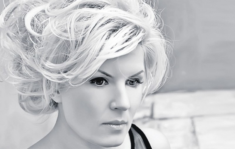 Elena Udrea îşi «îmbracă» faţa în aur