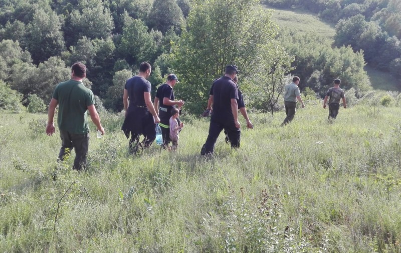 Fetița de 5 ani, dispărută într-o pădure din Bacău, a fost găsită (FOTO)