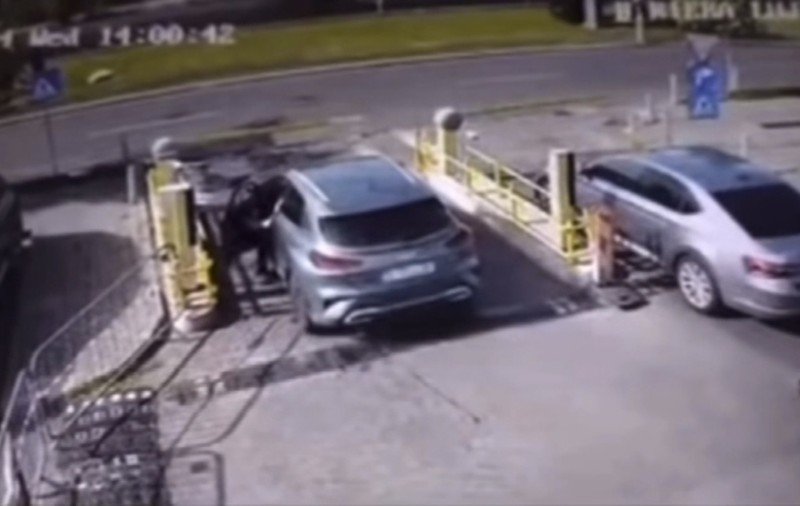 Momentul în care o mașină se răstoarnă la intrarea în Pasajul Lujerului din București | VIDEO