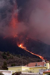 Imagine impresionantă cu erupția vulcanului Cumbre Vieja, de pe muntele Rajada. Imaginea este datată 24 septembrie, dar a fost difuzată în fluxul EPA o zi mai târziu.
