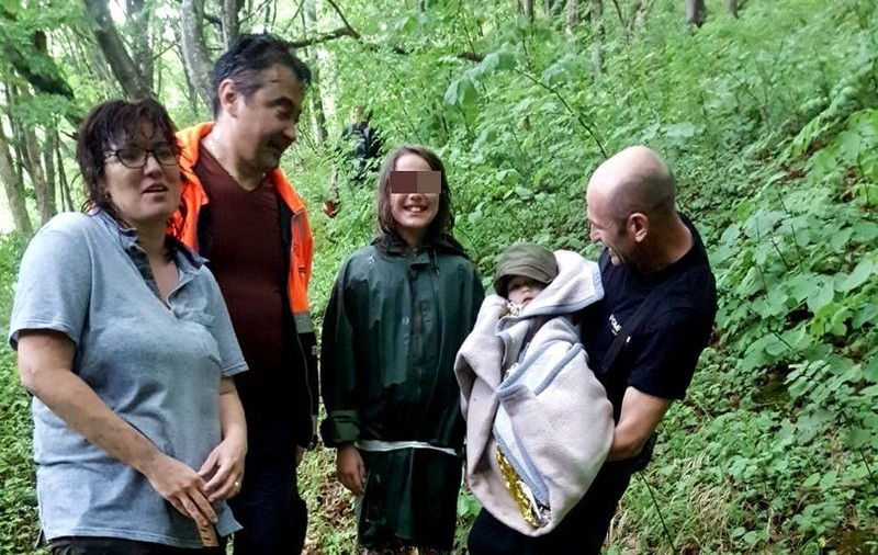 O femeie a căzut într-o râpă, cu băiatul ei de un an și jumătate. Gestul salvator făcut de fetița ei