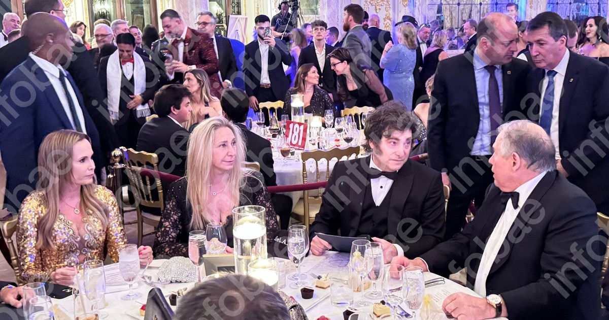 Javier Milei (centru) este președintele Argentinei. În spatele său pot fi văzuți Lucian Romașcanu și Dragoș Sprînceană