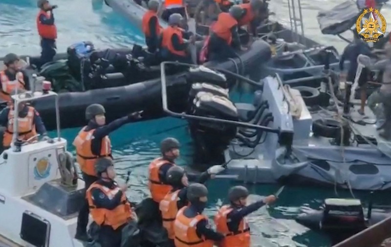 Ciocniri violente între Paza de Coastă a Chinei și marinari filipinezi. Chinezii, acuzați că au atacat cu săbii și topoare | FOTO