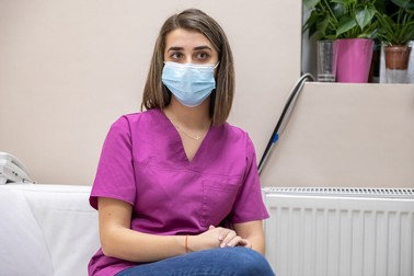 Gabriela, studentă voluntară la „Marius Nasta” | Foto: Eli Driu