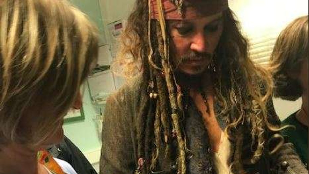 Actorul Johnny Depp a vizitat copiii bolnavi de cancer, costumat în pirat