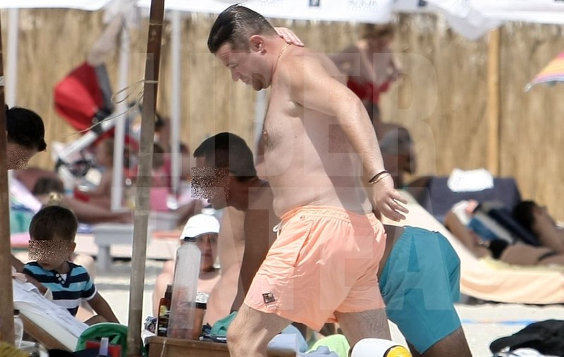 FOTO EXCLUSIV/ Duban se bronzează la ghiozdan! Cum a apărut actorul pe plajă și cât de bine arată soția lui... din spate