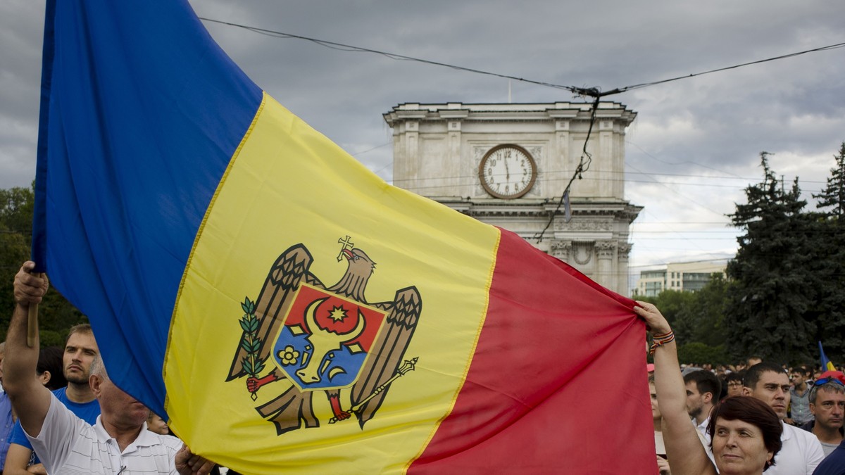 Liviu Dragnea anunță că România va realiza mari lucrări de infrastructură în Republica Moldova. Liderul PSD anunță și achiziția unei companii energetice de peste Prut de către o companie de stat românească. Aceasta ar putea fi Electrica. Steag al Republicii Moldova afișat la proteste