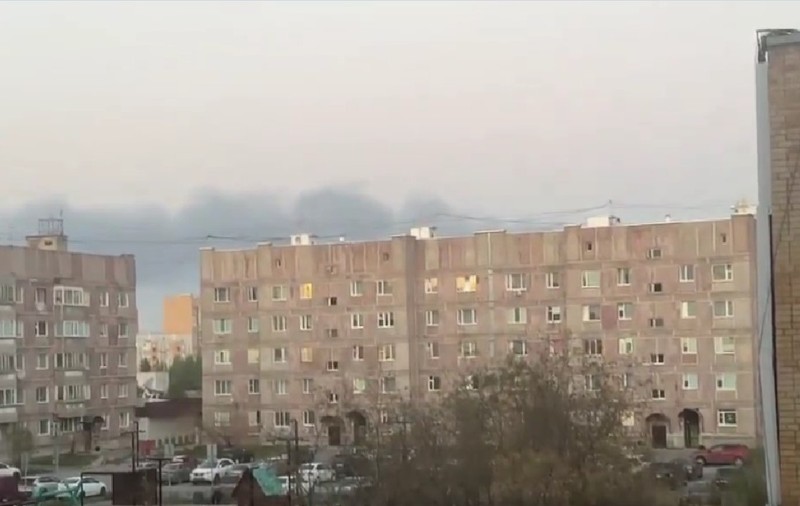 Un rezident din Novîi Urengoi a filmat de la fereastra apartamentului său incendiul izbucnit în urma doborârii dronei ucrainene Sursa foto: captură exilenova_plus via X/ @front ukrainian
