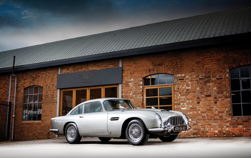 O mașină Aston Martin DB5, din filmele cu James Bond, vândută la licitație cu 6,4 milioane de dolari