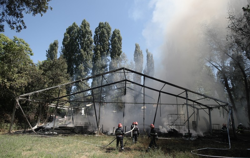 FOTO/VIDEO | Incendiu lângă un mare centru de agrement din Capitală!