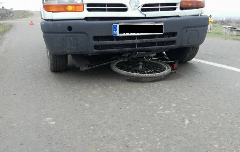 O gravidă în luna a noua a fost lovită de o autoutilitară. Medicii i-au făcut cezariană de urgenţă