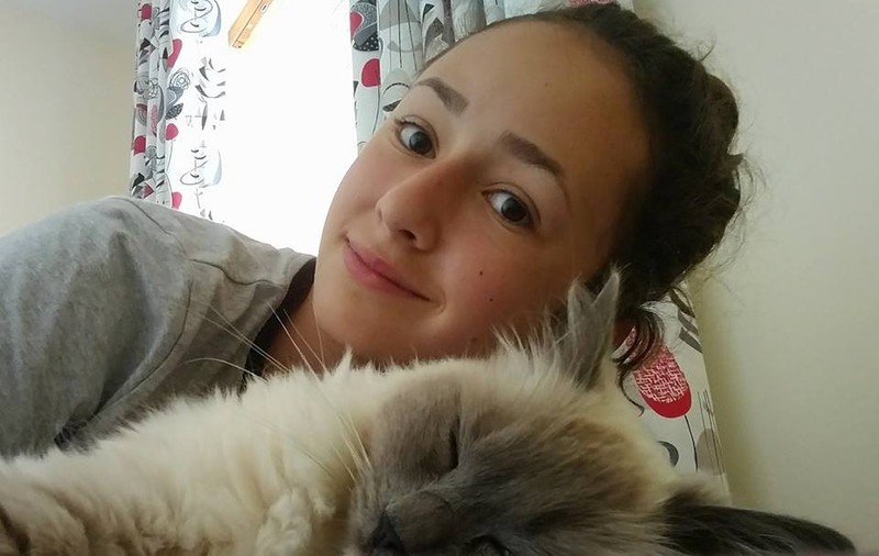 Reacţia directoarei şcolii în care a învăţat Anna Andronache, fata care a plecat din țară după ce și-a criticat profesorii