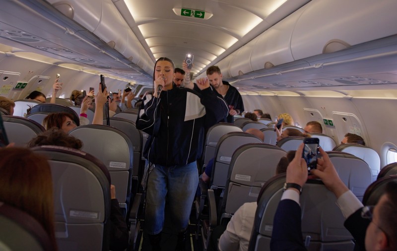 Misha Miller, concert-surpriză la 9.000 de metri înălțime, în avion: „Am avut supermari emoții”. Cum au reacționat pasagerii
