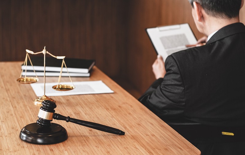 Un judecător din România încurajează autoritățile să decidă ele ce întrebări are voie să pună presa și cum să fie cenzurați cetățenii