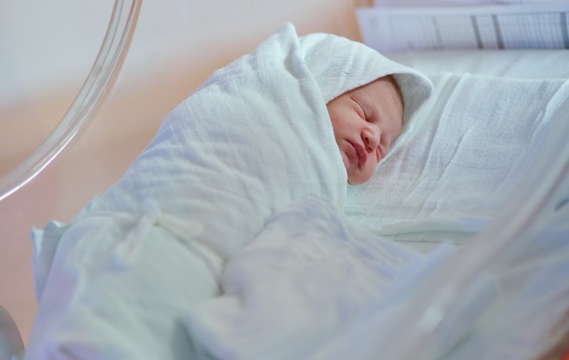 Profesoara care și-a abandonat fetița de 5 zile în scara unui bloc, în Vâlcea, a născut-o pe micuță în mașină, de frica soțului care nu mai voia copii