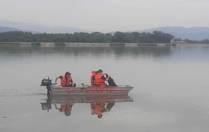 Un tânăr căutat într-un baraj din Vâlcea de zece pompieri cu bărci cu sonar și de scafandri a fost găsit în fața blocului