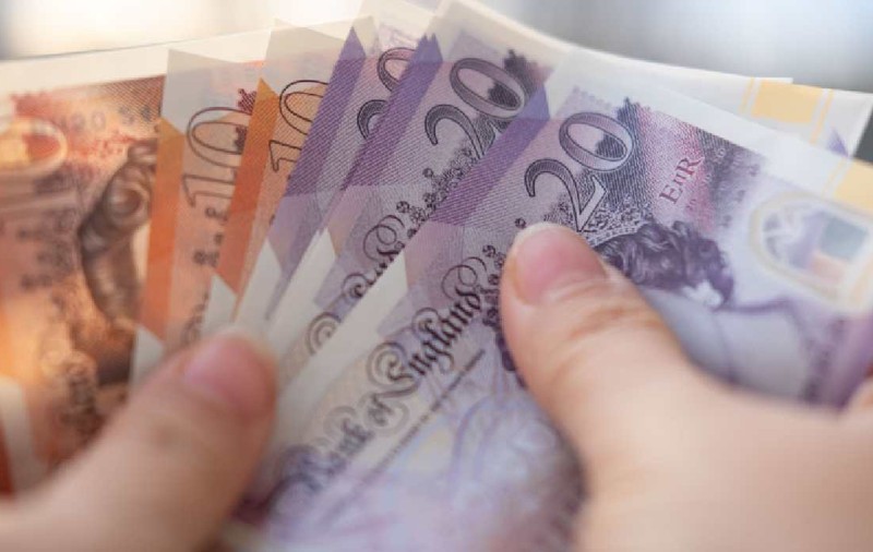 Aproximativ 500.000 de lucrători din Marea Britanie, inclusiv români angajaţi acolo, vor primi o majorare salarială semnificativă