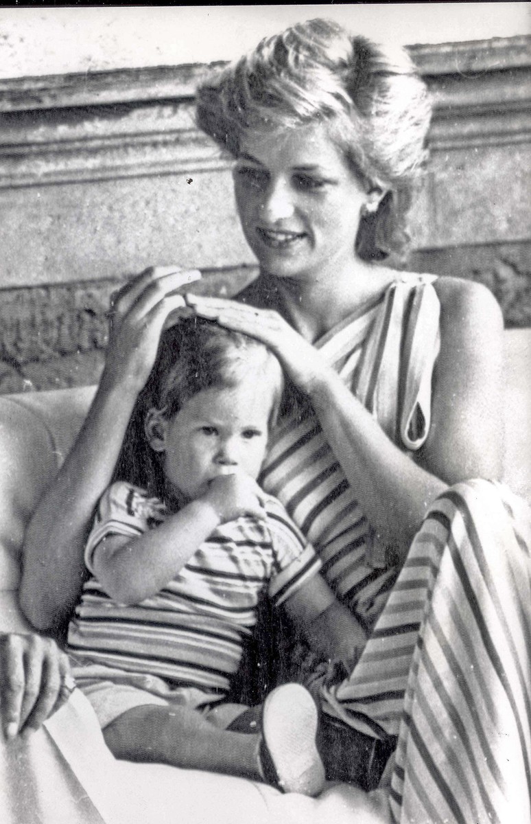 Prințesa Diana împreună cu prințul Harry în vacanță în Spania, august 1986. Foto: Profimedia