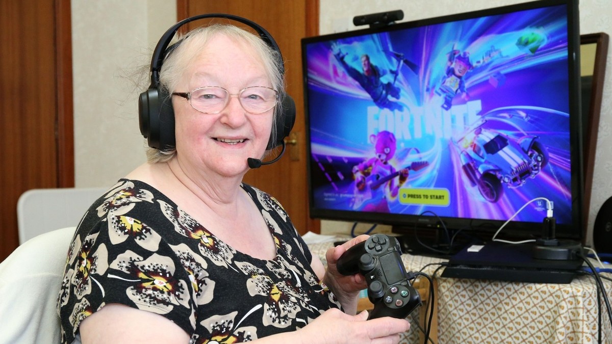 Cath Bowie, o scoțiană în vârstă de 78 de ani, a intrat în Cartea Recordurilor Guinness ca fiind cea mai în vârstă femeie care transmite live jocuri Fortnite pe platforma Twitch.