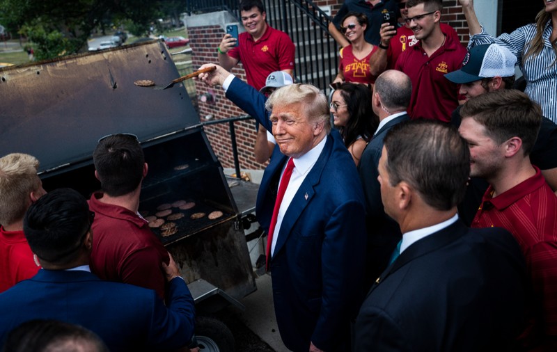 Cum vrea Donald Trump să salveze burgerii din SUA, una dintre mâncărurile lui preferate