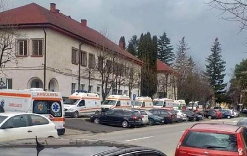 Valul trei COVID, într-o imagine: coadă de zeci de ambulanțe la un spital de Boli Infecțioase