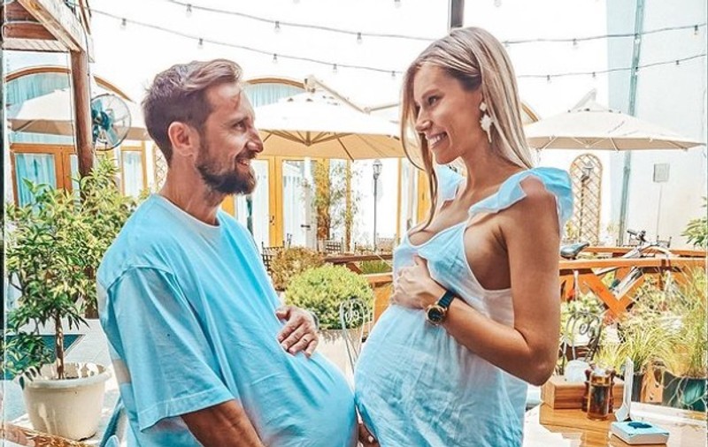 Dani Oțil și Gabriela, în vacanță înainte de a deveni părinți. Cum arată soția prezentatorului în ultima lună de sarcină