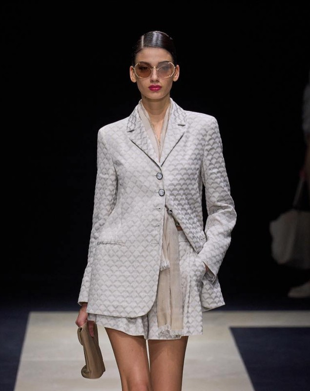 Cum a apărut manechinul Irina Motoc la „Milano Fashion Week”. Apariție spectaculoasă pe podiumul din Italia