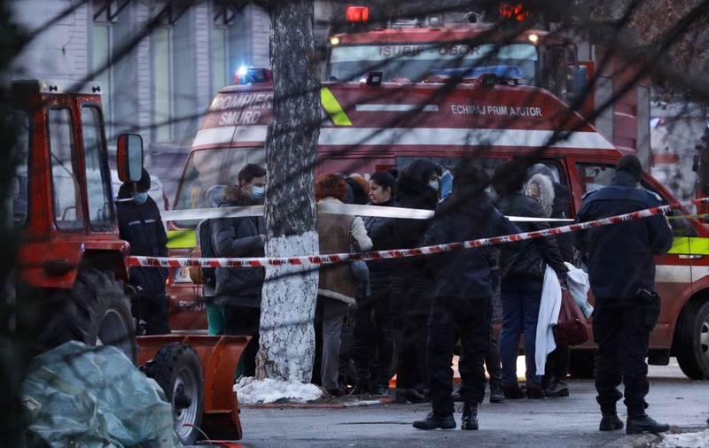 STS: Zece apeluri la 112 pentru anunțarea incendiului de la Institutul Matei Balș. Primul apel, la ora 5.04